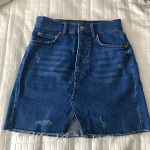 Blå jeanskjol💙 - Jeanskjol från Gina tricot! Storlek 34 men passar även 36. Superskönt och stretchigt jeansmaterial💙