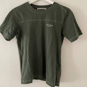 T-shirt från Acne Studios i grön med tryck på bröstet. Storlek XS/S. Skriv för bilder med t-shirten på, för bättre bild av passform osv. Säljer för 200kr + frakt (frakten kan variera utöver skrivet pris).