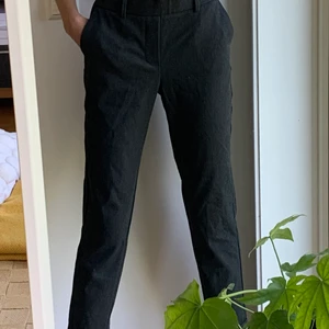 Kostymbyxor  - Gråa kostymbyxor som är nya och lappen sitter fortfarande kvar, säljer för att de är för korta för mig som är 180 cm lång😇 Jag säljer de för samma pris som jag köpte de för💕