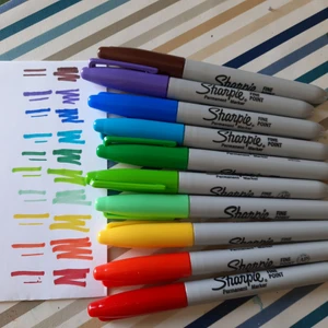 KNAPPT ANVÄNDA SHARPIES - 11 st SHARPIES (säljer inte svart). De är testade på en teckning och visade här för att ni ska se kvalitén. Fick dem i april på min födelsedag men målar inte längre så de har inte kommit till användning. Köpta för 179 på panduro (15kr/penna). Säljer för 99kr (9kr/penna)💖💖  SÄLJER POSCAPENNOR OCKSÅ!! kolla profil.💖💖