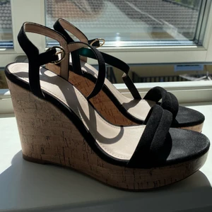 Klackskor  - Snygga klackskor som inte kommer till användning då jag köpt nya. Bra skick knappt använda. 