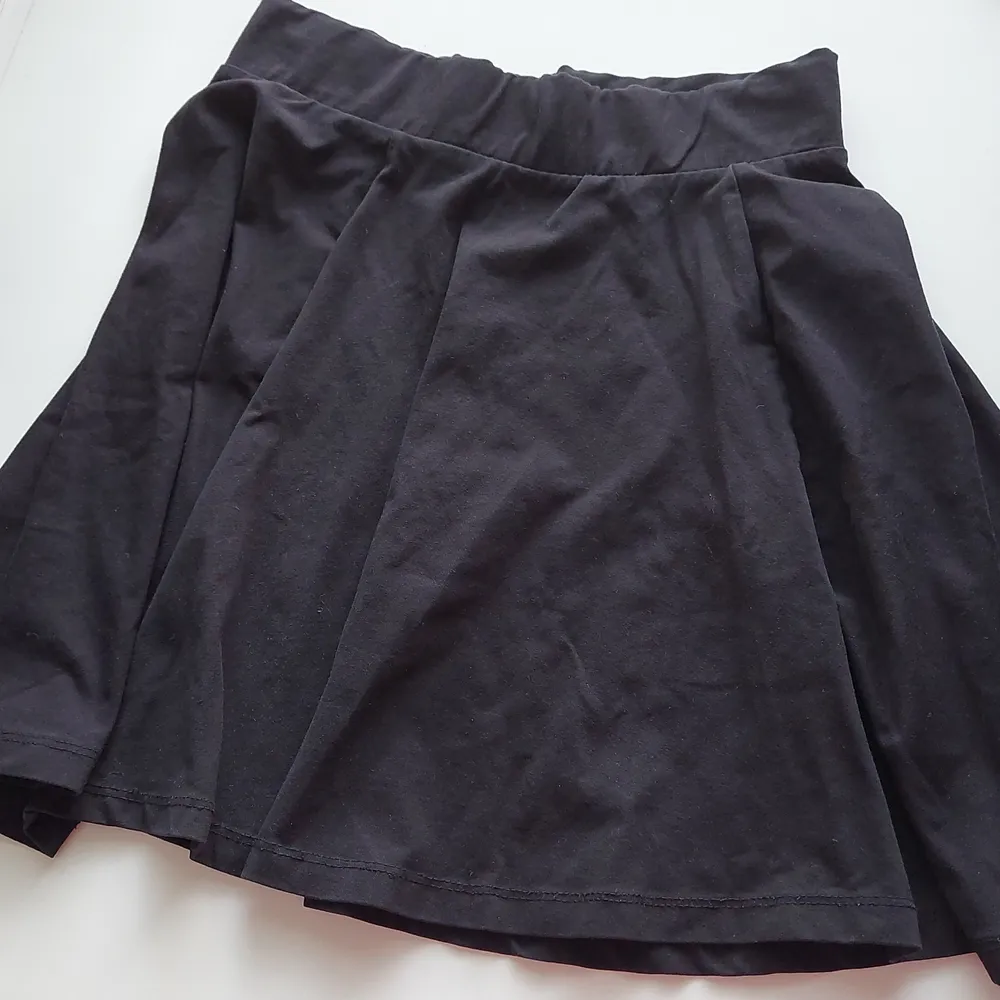 Säljer min använda svarta kjol från H&M. Har använt den ett par gånger men den har inga slitningar. Pris: 70kr exklusive frakt. Frakt:45 kr blå påse postnord. . Kjolar.