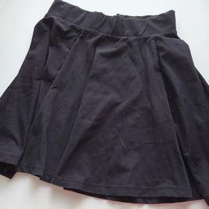 Säljer min använda svarta kjol från H&M. Har använt den ett par gånger men den har inga slitningar. Pris: 70kr exklusive frakt. Frakt:45 kr blå påse postnord. 
