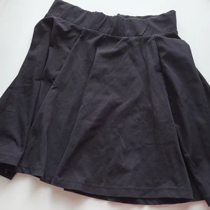 Svart kjol  - Säljer min använda svarta kjol från H&M. Har använt den ett par gånger men den har inga slitningar. Pris: 70kr exklusive frakt. Frakt:45 kr blå påse postnord. 