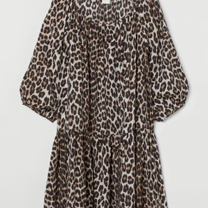 Klänning säljes i stl 38 - Säljer en jättefin och skön klänning pga ingen användning 🌸