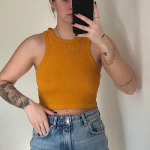 Croptop - Ribbad croptop från Bershka, något genomskinlig. Mycket bra skick!