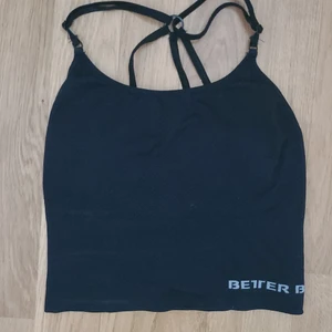 Svart träningslinne - Säljer denna asfina toppen från Better Bodies då den är för liten, aldrig använd och är så gott som ny. Kolsvart färg och i storlek XS. Kontakta gärna vid intresse☺️