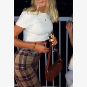 Rutiga byxor från NORR - Byxor från NORR som är väldigt sparsamt använda. Har för mig att nypris var runt 1800. Passar en xs-s. Skriv i dm om du vill ha fler bilder❤️‍🔥❤️‍🔥