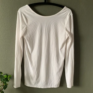 Vit tröja - Vit tröja med lite öppning i ryggen från boohoo, nästan aldrig använd och har inga fläckar eller liknande💓💓