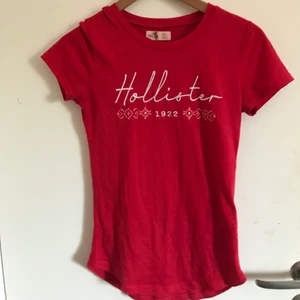 Röd Hollister tröja i strl XS - Fin röd hollistertröja i strl XS och i bra skick. Köparen står för frakt alt mötas upp i Lund