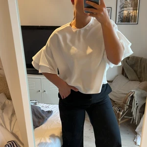 Vit blus från Zara,  storlek S - Härlig flowig blus från Zara med volang ärm. Storlek S🤍🤍