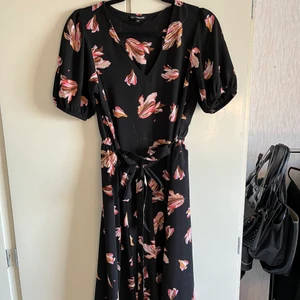 Klänning - Söt klänning ifrån Kappahl i storlek 38. Superfina puffärmar, ett sätt band som du knyter runt midjan. Har för mig att den kostade runt 600 när jag köpte den, endast använd vid ett tillfälle.