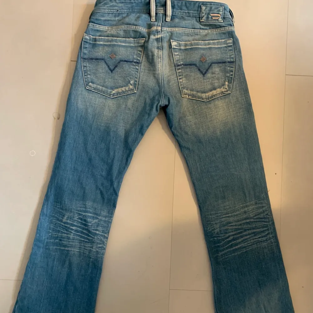 Ett par diesel jeans med jätte fin fade och färg, fickornas detaljer påminner lite om true religions backfickor, köpta second hand för ett tag sen. Om du frågor om bilder på eller mott kan du skicka ett meddelande. Möts upp i centrala Stockholm och kan posta spårbart. Jeans & Byxor.