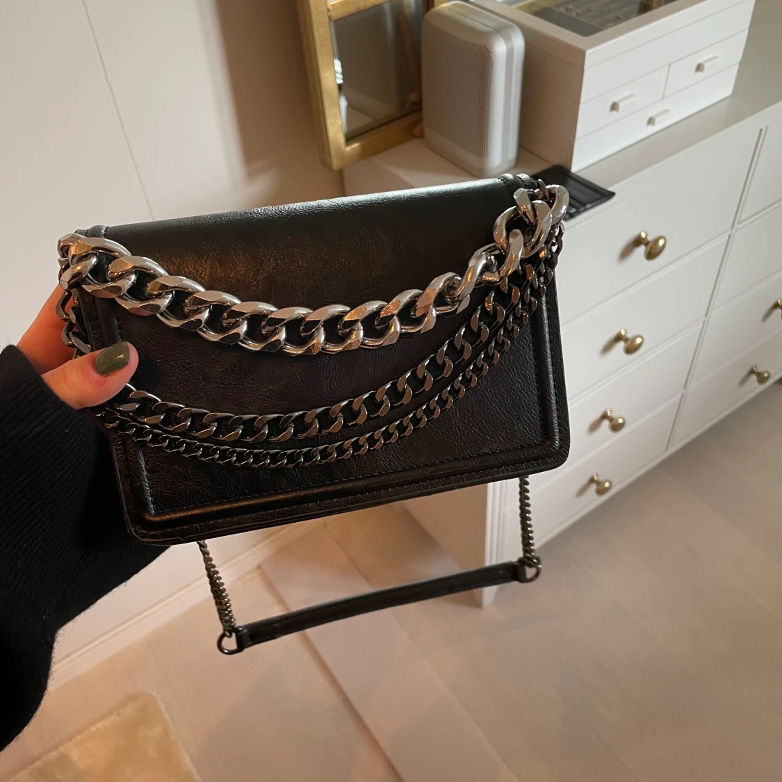 Svart väska med detaljer