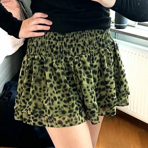 Volangkjol från H&M - Så fin volangkjol från H&M. Finns inte kvar att köpa! Bra skick💚