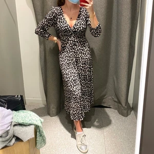 Klänning från Mango - Så himla smickrande klänning som har små vita blommor som mönster. Väldigt skön och luftig då materialet är tunt🖤 Storlek XS men passar även S! Bra skick då jag köpte för någon månad sen och inte använd!