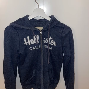 Hollister hoodie - Mörkblå Hollister hoodie med kedja. I storlek small. Kan självklart skicka fler bilder om det önskas!