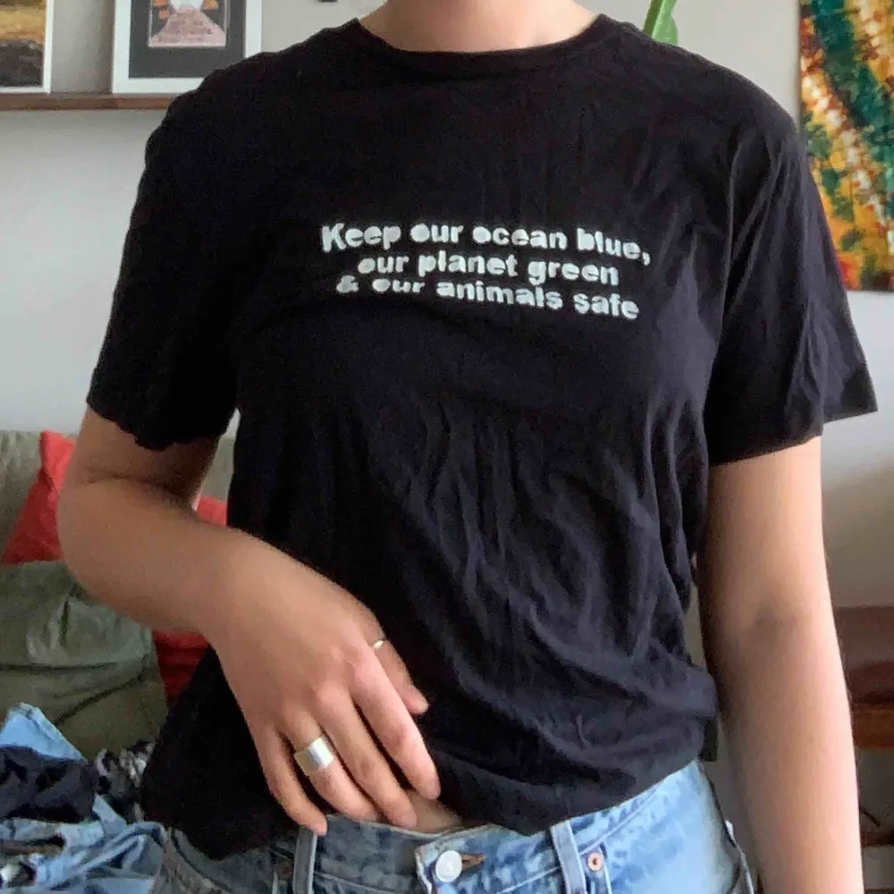 Svart T-shirt med handmålad (men hållbar) text. Priset+frakt. T-shirts.