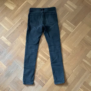 H&M &Denim svarta jeans 29 - Storlek 29 skinny fit