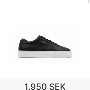 Axel arigato skor - Axel arigato skor i storlek 39! Kartong påse osv finns kvar och kan även skickas med! Egna bilder finns💕 originalpris 1950kr säljes för 1200kr