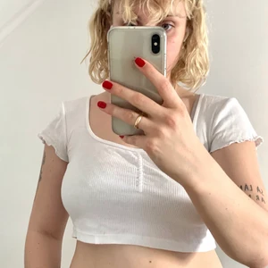 Crop-top  - magtröja med gulliga detaljer🌸