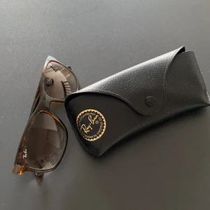 Reybans  - Oanvända reybans i brunmelerad färg. Fodral medföljer.  Ord. Pris: 1084kr Namn: RB 4181 710/51 2N Köparen står för frakten!