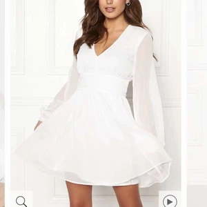 Klänning - Klänning som är perfekt till t ex student eller skolavslutning. Helt ny och lappen är kvar💞