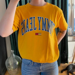 Tommy jeans/ hilfiger tröja - Betala bara för frakt. Väger om du är intresserad