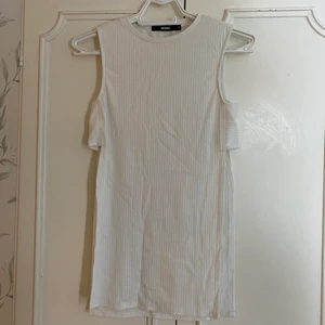 Linne från BikBok - Vitt linne från BikBok som är öppet i sidorna. Storlek S. ⚡️