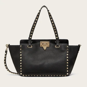 Valentino väska  - Säljer min Valentino Rock Stud Small Bag 💖 I väldigt bra skick 🥰 Köpt i London på valentinos butik 💕 Köpte för ca 14 000