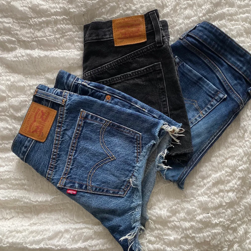 Säljer dessa 3 jeansshorts från Levis och Replay💗 storlek XS-M💗 140-150kr styck💗 Gå in i profilen för att se separata inlägg på shortsen med mer information💗😎. Shorts.