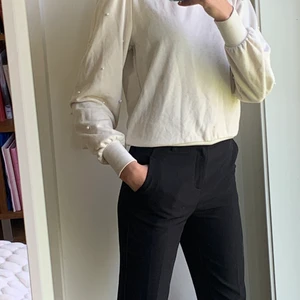 Tröja med pärlor - Fin tröja från Vero Moda med pärlor på ärmarna🥰  Lite nopprig men inget man tänker på, annars i bra skick! 