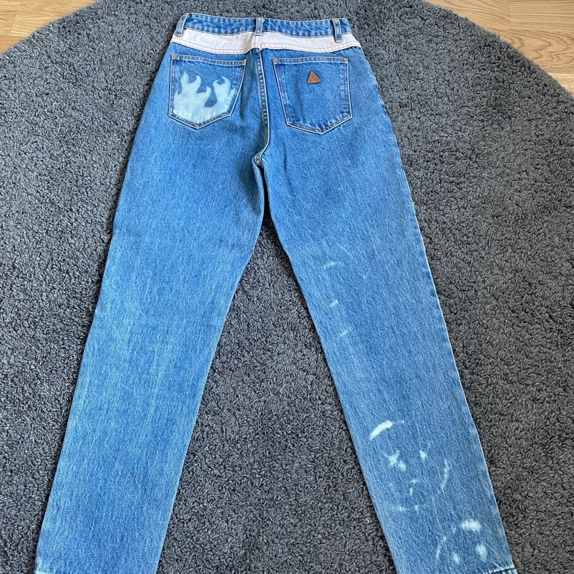 Jeans med blekta smileys på - 91