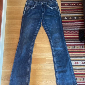 lågmidjade jeans - as kattiga jeans som liknar missme jeans!! köpta i usa och säljer för dom nt passa mig så bra!! strlk s-L tror dom passar vem som helst typ elr fom passar mig helt okej och jag har strlk S