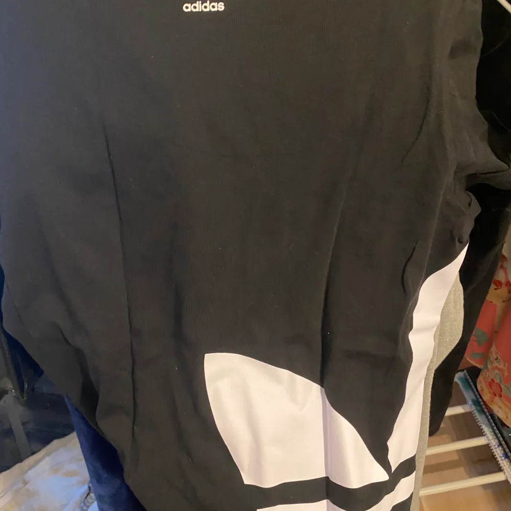 Adidas tshirt, sparsamt använd<3 Köpt på barnavdelningen därav barnstorlek men den är som en 34 typ. T-shirts.