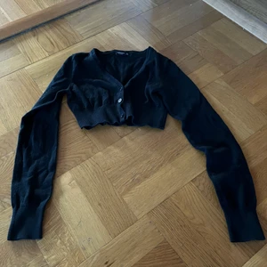 Svart croppad kofta från Kappahl  - Svart croppad kofta från Kappahl 