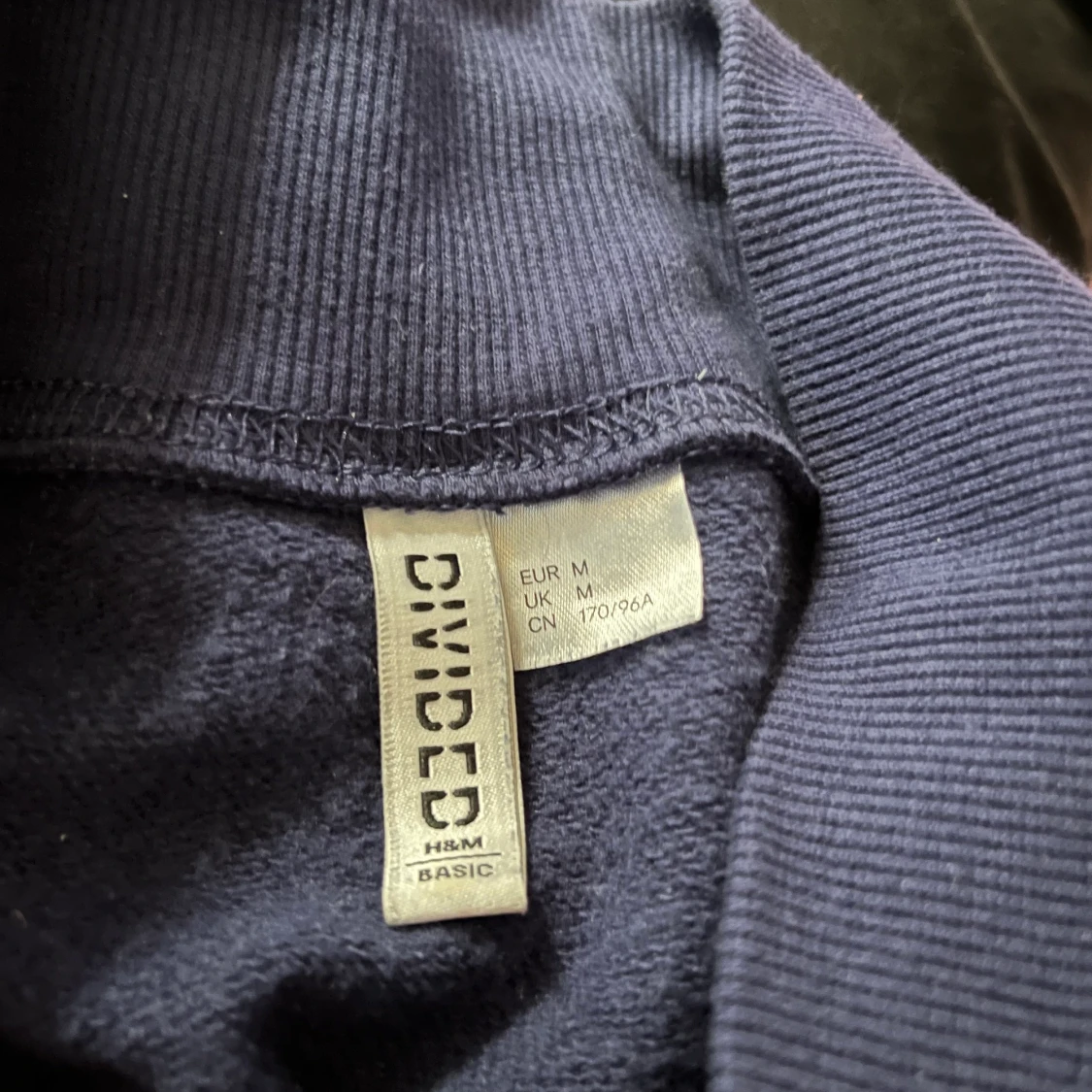 Mörkblå sweatshirt med ränder på armarna - 91