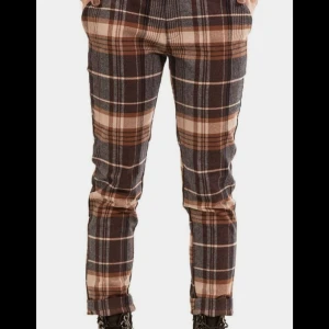 Plaid-byxor från drop dead - Jättefina drop dead byxor, säljs inte längre. Kan ta bilder på dem men de passar inte mig så kan tyvärr inte visa dem på! De är i uk-storlek 8, skulle säga att de är i XS eller en liten S. Verkligen så fina men behöver sälja eftersom de inte passar på mig!