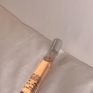 Parfym  - En fin parfym från Zara nästan helt oanvänd och doftar fantastiskt! Locket har blivit lite snett men det läcker inte ifrån den