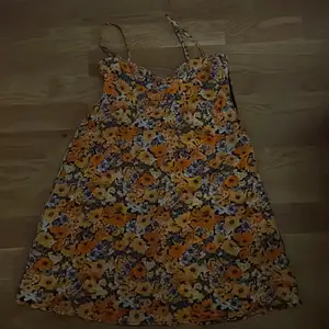 Super fin blommig klänning som är från hm, dragkedja på sidan och den är knappt använd köpte för ungefär 99kr men säljer för 40kr❤️ kontakt mig för flera bilder 