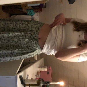 Kjol - Jättefin kjol från monki !💕 den har jötteskönt matrial och är perfekt till sommaren har endast använt ett fåtal gånger, frakten är 66kr❤️