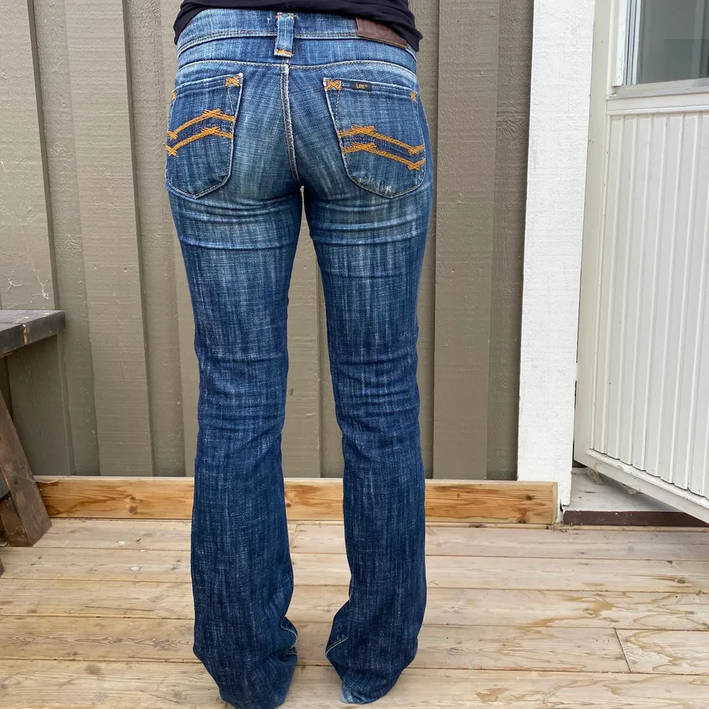 Snygga lågmidjade jeans från Lee köpta secondhand. Superfint skick! Midjemått ca 78 cm, innerbenslängd ca 83 cm 💞 (jag är 166 cm för referens). Jeans & Byxor.