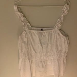 Vit hm topp - Säljer då jag råka beställa i fel storlek ❤️