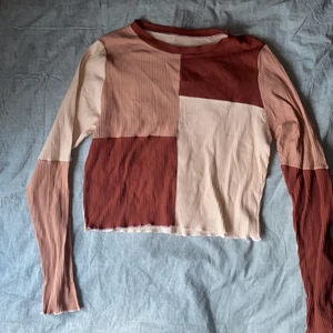 Tröja - Oanvänd tröja i storlek 2XL men är mindre i storleken och passar bäst på en storlek L-XL