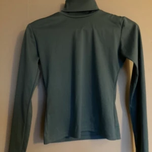 Turkos tröja med krage  - Turkos tröja med krage. Kragen på bilden är nervikt. Det går alltså att vika upp den! Det är mer tränings material än vanligt tröjmaterial! 