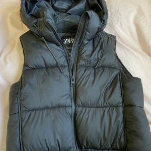 Zara väst - Knappt använd svart väst från zara, skit snygg och skön!