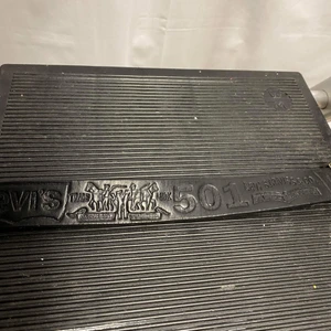 Levis bälte - Ett snyggt Levis bälte i äkta läder men som är ganska slitet där hålen är(se bild 3), skärpet är justerbart och är i övrigt förutom vid hålen i bra skick! (Obs frakt ingår ej i priset)