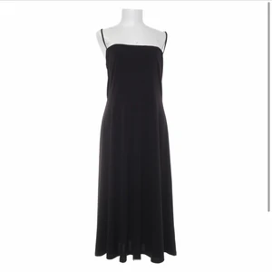 H&M klänning - Säljer denna fina klänning från h&m, köpt på Sellpy men passade tyvärr inte mig. Som ny!