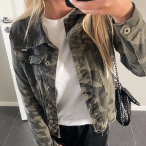 Militär jeansjacka - Super fin, Storlek 34 men sitter som en s. Frakt tillkommer 🤍🤍