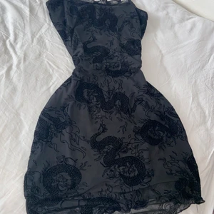 Klänning - SÅLD, kolla gärna in mina andra klänningar! Bodycon klänning med dracktryck sjukt snygg. Har massvis av mer klänningar också flera toppar, jeans , kjolar etc så in o kika ❤️